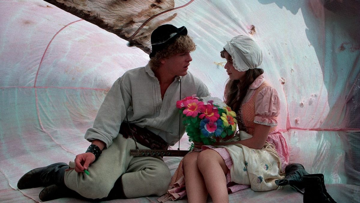 záber z filmu Perinbaba - Jakub a Alžbetka v balóne z periny
